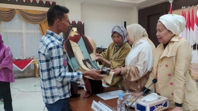 Ketua Dekranasda Provinsi Gorontalo Gamaria Purnamawati Monoarfa saat memberikan sambutan pada pembukaan Bimbingan Teknis (Bimtek) dalam Peningkatan Kapasitas Pelaku Ekonomi Kreatif di Sektor Kriya dan Fesyen untuk mengikuti Indonesia Fashion Week (IFW) Tahun 2023. 