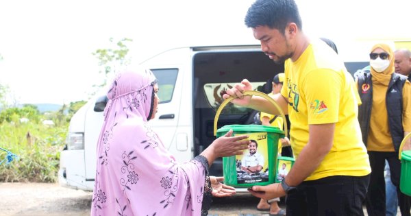 Ketua KONI Parepare Zulham Arief Serahkan Paket Bantuan ke Korban Banjir