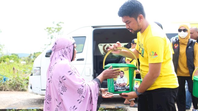 Ketua Komite Olahraga Nasional Indonesia (KONI) Kota Parepare, Zulham Arief (ZA) saat menyerahkan paket bantuan kepada masyarakat yang terdampak korban bencana banjir bandang di daerah Tegal, Kecamatan Ujung, Kota Parepare, Sulsel.