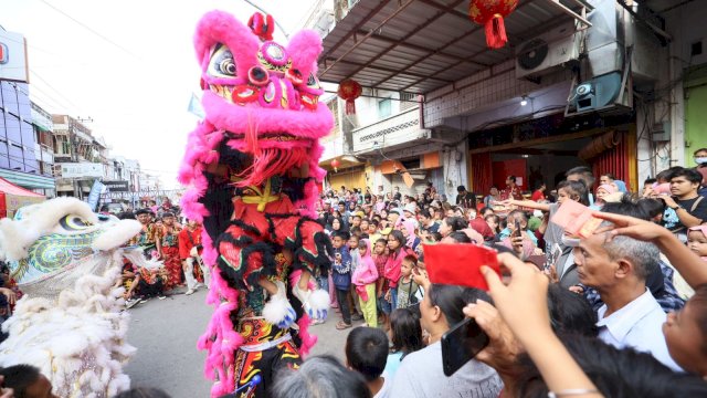 Antuasiasme warga Kota Makassar dan sekitarnya saat perayaan Karnaval Budaya Jappa Jokka Cap Go Meh, Minggu (5/2/2023). 