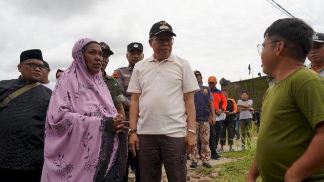 Wali Kota Oarepare, Taufan Pawe, bersama jajarannya turun memantau lokasi-lokasi masyarakat yang terkena dampak banjir bandang, Minggu (5/2/2023).