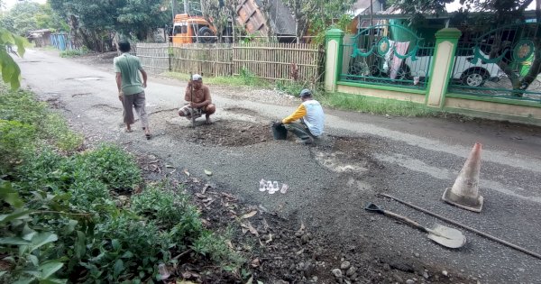 Dengar Keluhan Warga, Politikus Muda Gowa Ini Sumbang Material untuk Perbaiki Jalan Rusak