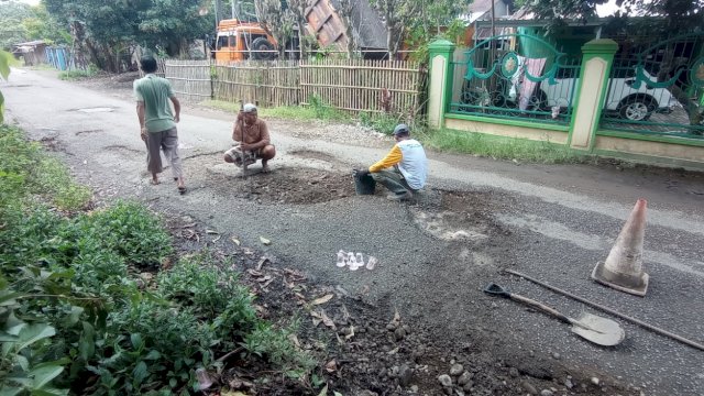 Politisi muda, Muhammad Bakri mengambil langkah kemanusiaan dengan memperbaiki jalan rusak di Kelurahan Borongloe, Kecamatan Bontomarannu, Gowa. Ruas jalan yang ada RT/RW 001/001 ini memang belum pernah mendapat perbaikan.