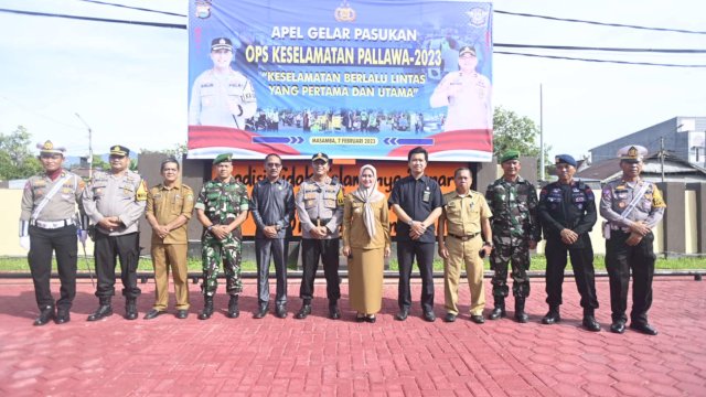 Bupati Luwu Utara, Indah Putri Indriani menghadiri apel gelar pasukan OPS keselamatan pallawa 2023 di Peletaran Mako Polres Luwu Utara, pada Selasa (7/02/2023).