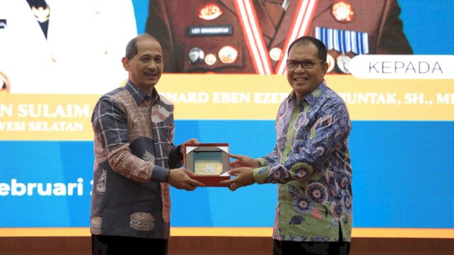 Wali Kota Makassar, Moh. Ramdhan Pomanto saat menyambut kedatangan Kajati Sulsel, Leonard Eben Ezer Simanjuntak