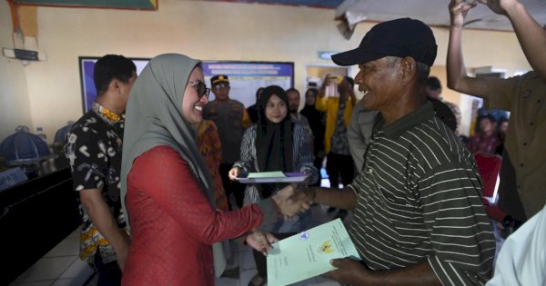 Bupati Indah Serahkan Sertifikat Tanah ke 135 Nelayan di Luwu Utara