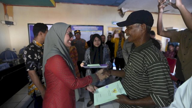 Bupati Luwu Utara (Lutra) Indah Putri Indriani saat menyerahkan sertifikat tanah ke nelayan di Desa Munte dan Poreang, Kecamatan Tanalili, Kamis (9/2/2023).