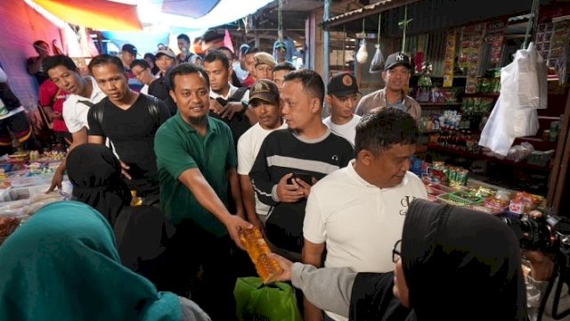 Gubernur Sulsel Borong Dagangan di Pasar Sentral Malino