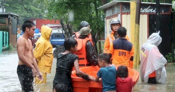 BPBD Sulsel Kirim 10 Perahu Karet Evakuasi Warga Makassar 