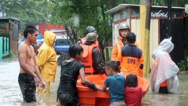 Dokumentasi BPBD Sulsel saat melakukan evakuasi korban banjir.