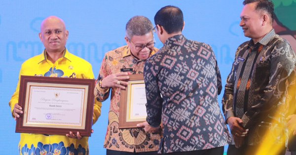 Taufan Pawe Raih Penghargaan dari Menteri Pendidikan