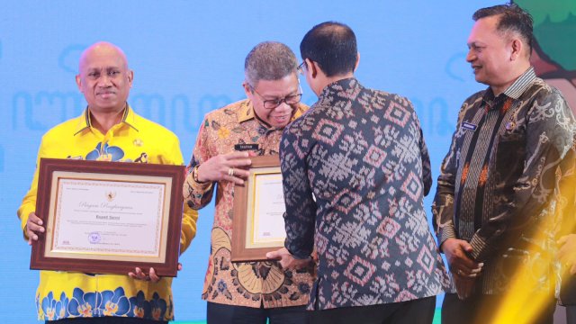 Wali Kota Parepare, HM Taufan Pawe saat menerim penghargaan prestisius berskala nasional untuk Kota Parepare di bidang pelestarian dan pemajuan bahasa daerah yang diserahkan Menteri Pendidikan, Kebudayaan, Riset, dan Teknologi (Mendikbudristek) RI, Nadiem Makarim di sela kegiatan Festival Tunas Bahasa Ibu Nasional (FTBIN) dalam rangka memperingati Hari Bahasa Ibu Internasional (The Mother Language Day) di The Sultan Hotel & Residence, Jakarta, Senin, (13/2/2023).