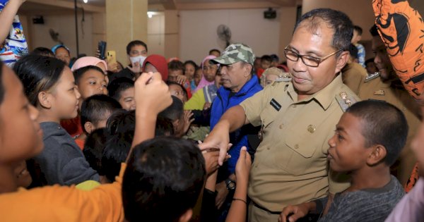 Bahagianya Pengungsi Al Abrar Alauddin Dikunjungi Danny Pomanto