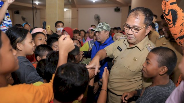 Kunjungan Wali Kota Makassar, Moh. Ramdhan Pomanto disambut riuh dan bahagia oleh ratusan pengungsi yang berada di Masjid Al Abrar, Alauddin, Selasa (14/02/2023).