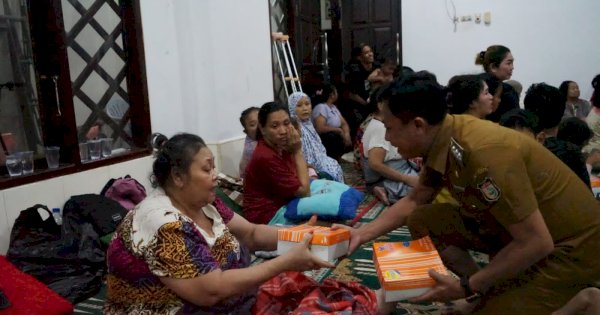 Camat Tallo Alamsyah Sambangi Lokasi Pengungsi, Bagikan 200 Paket Makanan 