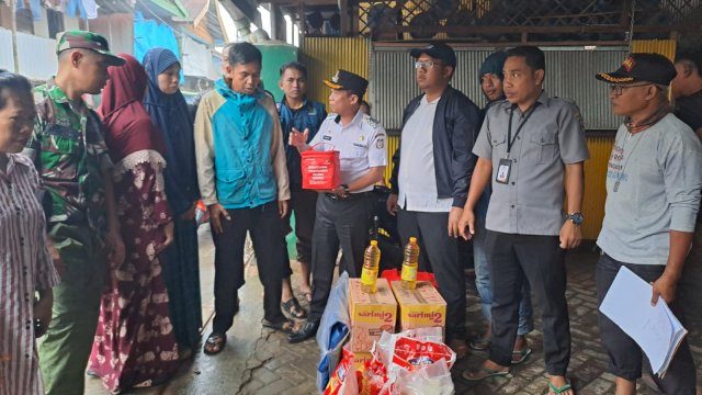 Camat Tallo, Alamsyah Sahabuddin saat turut serta menyerahkan bantuan dari pemerintah kota Makassar melalui Dinas Sosial Kota Makassar, untuk korban angin kencang di Jalan Sunu IV RT 01 RW 01 Kelurahan Suangga Kecamatan Tallo, Rabu (15/2/2023).