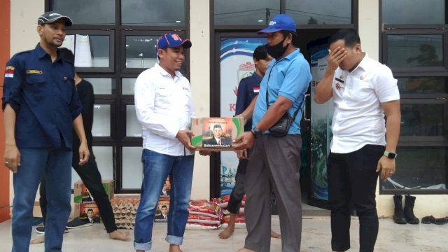 Yayasan Anak Rakyat Indonesia (YARI) bentukan Ketua DPRD Makassar, Rudianto Lallo menyalurkan bantuan kepada korban banjir di Kelurahan Katimbang, Kecamatan Biringkanaya dan di BTP Blok AF tepatnya samping sentral BTP, pada Rabu (15/2/2023).