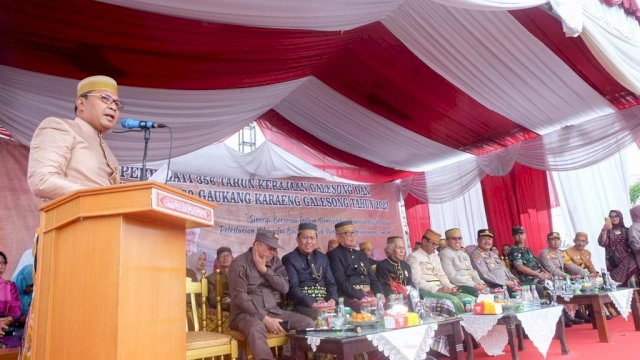 Wali Kota Makassar, Moh. Ramdhan Pomanto saat menghadiri peringatan 356 tahun Kerajaan Galesong dan Tammu Taung ke-262 Gaukang Karaeng Galesong sekaligus menerima gelar adat, di Istana Balla Lompoa Galesong, Kamis (16/02/2023).