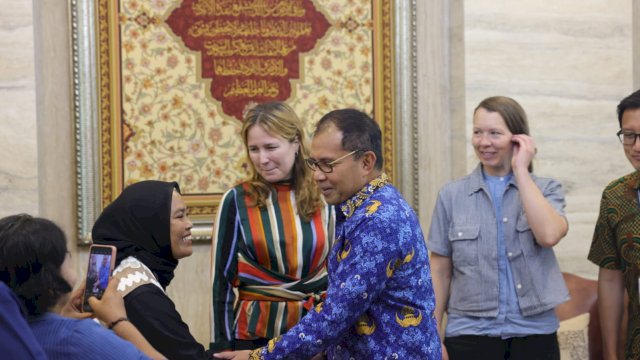 Wali Kota Makassar Moh Ramdhan Pomanto di sela-sela menerima Tim Save The Children Indonesia dan Save The Children Swedia di kediamannya, Jumat, (17/02/2023).