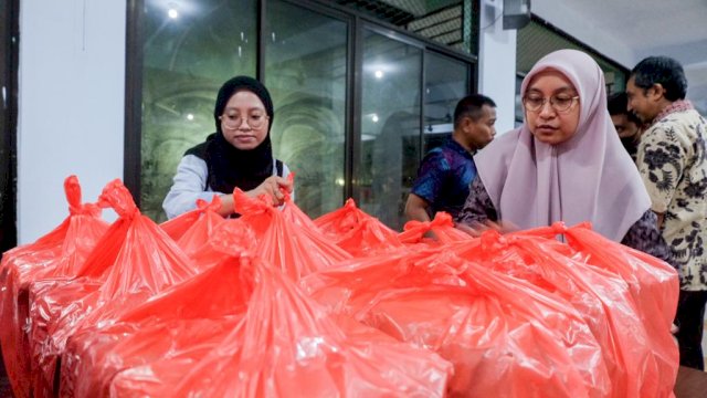 Diskominfo Makassar Salurkan 260 Paket Makanan untuk Pengungsi Banjir Tamalate