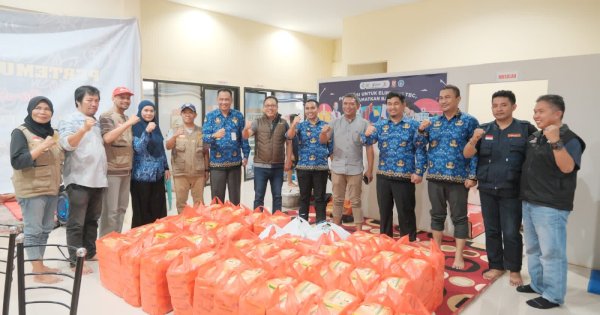 Peduli Korban Banjir, Sekwan DPRD Makassar Bagi Bantuan di Kecamatan Biringkanaya