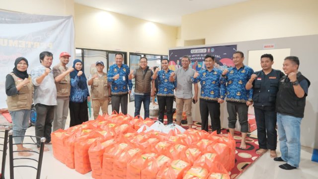 Peduli Korban Banjir, Sekwan DPRD Makassar Bagi Bantuan di Kecamatan Biringkanaya