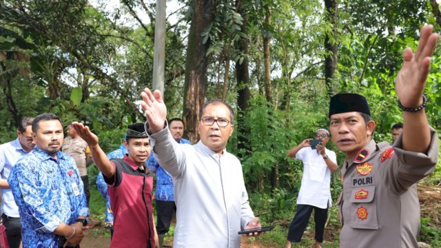 Wali Kota Makassar, Moh Ramdhan Pomanto saat meninjau lokasi TPU Pemkot Makassar, di Dusun Tammu-tammu, Desa Moncongloe Bulu, Kecamatan Moncongloe, Maros, Jumat, (17/02/2023).