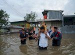 Aksi Spontan dr Udin Malik Evakuasi Balita Saat Banjir di Tamalanrea