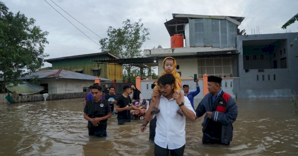 Aksi Spontan dr Udin Malik Evakuasi Balita Saat Banjir di Tamalanrea