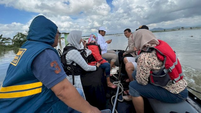 Tim OPD Pemkot Makassar terdiri dari Dinas Kominfo, Dinas Sosial, Dinas Pekerjaan Umum, BPBD, Camat Manggala, Lurah Tamagapa, Ketua Forum Kemanusiaan Kota Makassar sekaligus Formatur Pengurangan Resiko Bencana dan Dewan Kerajinan Nasional Daerah (Dekranasda) Kota Makassar turun ke lokasi yang terisolir banjir di kawasan Kampung Romang Tangaya, Kelurahan Tamangapa, Kecamatan Manggala, Kota Makassar dengan menggunakan perahu karet, Minggu (19/2/2023). 