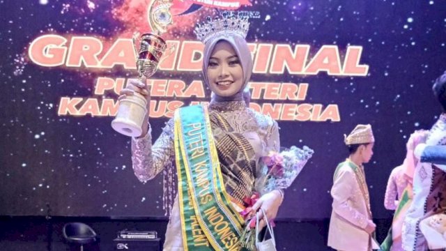 Dokumentasi mahasiswi Universitas Islam Negeri (UIN) Alauddin Makassar Program Studi (Prodi) Pendidikan Kedokteran Fakultas Kedokteran dan Ilmu Kesehatan, Muflihah Sa'adah menyabet Piala The Best Fhoto Profile dan Juara The Best Talent. (sumber: UIN Alauddin Makassar)