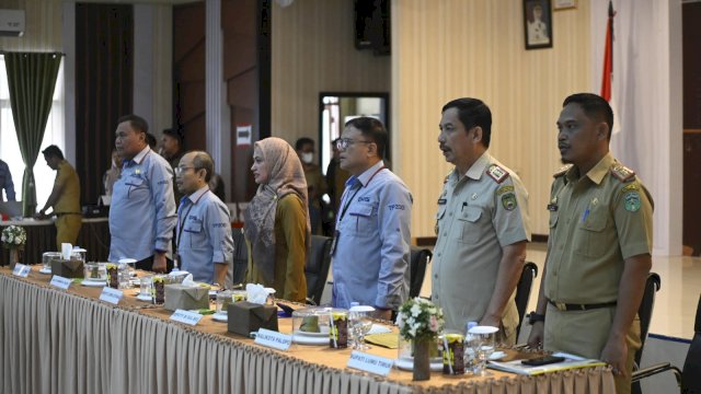 Bupati Lutra, Indah Putri Indriani saat menghadiri High Level Meeting (HLM) Tim Percepatan dan Perluasan Digitalisasi Daerah (TP2DD) se-Tana Luwu di Aula La Galigo Kantor Bupati, Senin (20/2/2023). 