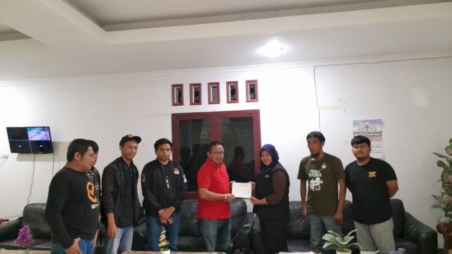 Petugas Petugas Pemutakhiran Data Pemilih (Pantarlih) KPU Kabupaten Luwu Utara menyambangi kediaman, Anggota DPR RI Muhammad Fauzi di Desa Sapta Marga, Kecamatan Sukamaju untuk pencocokan dan penelitian (coklit) data pemilih jelang Pemilihan Umum (Pemilu) 2024, Sabtu (25/2/2023).