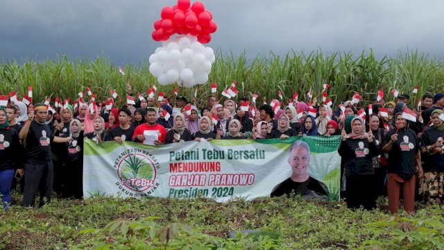 Petani tebu pendukung Ganjar Pranowo yang tergabung Petani Tebu Bersatu (Petebu) di Kab. Gowa, Sulawesi Selatan saat mengadakan silaturahmi dan sarasehan di Lapangan Desa Bontoramba, Kec. Pallangga, Kab. Gowa, Sulawesi Selatan (Sulsel) bertajuk 'Petani Tebu Bersatu Gowa Bertekad Membangun Kebersamaan Menuju Percepatan Swasembada Gula', Sabtu (25/02/2023).