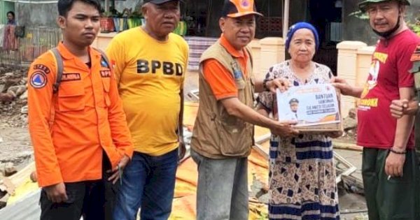 Gubernur Sulsel Sampaikan Bantuan ke Korban Angin Kencang di Pinrang