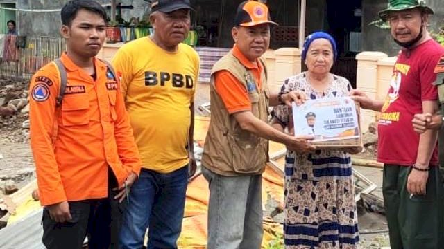 Gubernur Sulsel Sampaikan Bantuan ke Korban Angin Kencang di Pinrang