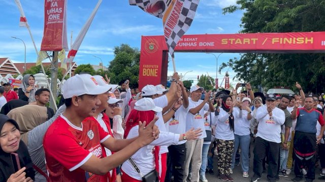 Ketua DPRD Makassar yang juga sebagai Ketua Ikatan Keluarga Alumni (IKA) Unhas Kota Makassar, Rudianto Lallo mengikuti jalan sehat yang digelar oleh IKA UNHAS Bone, di Kabupaten Bone, Minggu (26/3/2024).