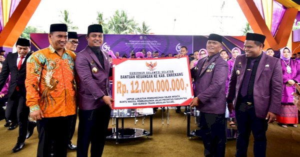 Gubernur Sulsel Serahkan Bantuan Keuangan Rp12 M ke Enrekang, Lanjutan Wisata ‘Emas Andalan 360°&#8217;