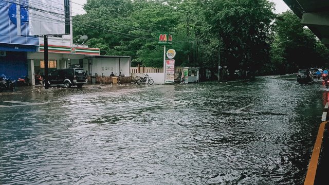 Kondisi Jl AP Pettarani, Makassar, saat terjadi banjir disejumlah wilayah di Makassar, Senin (13/2/2023). (foto: Abatanews) 