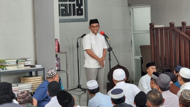 Mimbar masjid dalam suasana usai shalat Jumat dimanfaatkan Penjabat Bupati Takalar Setiawan Aswad untuk memperkenalkan diri sekaligus menyampaikan beberapa program rangka menyambut Hari Jadi Takalar ke-63 kepada masyarakat, pada Jumat (3/2/2023) siang.