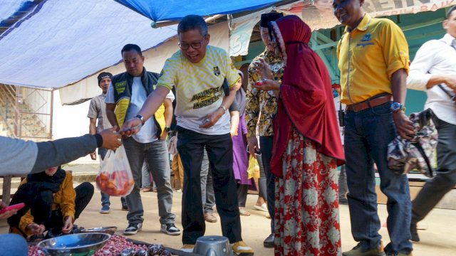 Pasar Wawondula, Kecamatan Towuti, Luwu Timur, tiba-tiba meriah. Pasalnya Ketua Golkar Sulsel, Taufan Pawe melakukan kunjungan dadakan (11/2/2023).