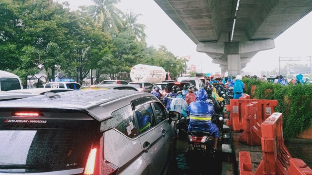 Kondisi Jl AP Pettarani yang mengalami macet parah imbas banjir di Makassar, Senin (13/2/2023). (foto: Abatanews)