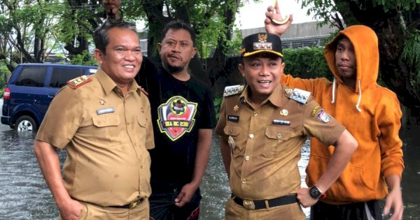 Camat Tallo Pantau Lokasi Banjir, Bersihkan Drainase dan Angkut Pohong Tumbang 