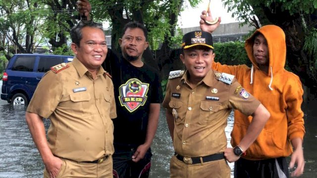  Camat Tallo, Alamsyah Sahabuddin bersama Kadis Sosial Kota Makassar Armin Paera memantau kondisi wilayahnya, Senin (13/2/2023).