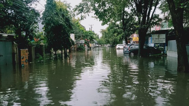 Kondisi pemukiman warga di Kota Makassar, Jl Maisonet, yang terendam banjir setinggi lutut orang dewasa, Senin (13/2/2023). (foto: Abatanews) 