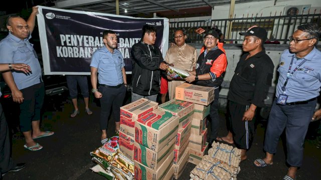 Direktur Utama, Beni Iskandar dan Direktur Pengolahan Air Limbah Perumda Air Minum Kota Makassar, Ayman Adnan turun menyalurkan bantuan ke masyarakat yang terdampak banjir, pada Senin (13/2/2023).