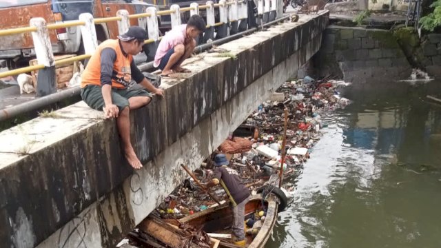 Satgas Drainase diturunkan Dinas PU Makassar untuk membersihkan sejumlah aliran air yang mengarah ke laut. 