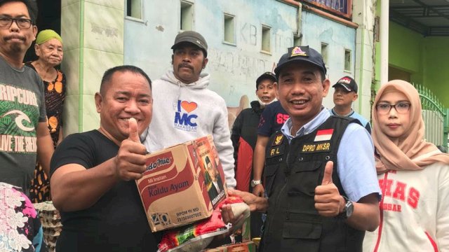 Ketua DPRD Makassar, Rudianto Lallo keliling Kota Makassar bagi-bagi bantuan berupa makanan pokok pada daerah yang terdampak banjir yang hingga saat ini belum mendapatkan bantuan dari pemerintah, ataupun pihak swasta.