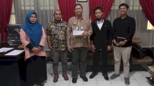 Kepala Bidang Statistik Dinas Komunikasi, Informatika, Statistik dan Persandian (Diskominfo-SP) Provinsi Sulawesi Selatan (Prov. Sulsel), Fitra menerima audiensi perwakilan World Agroforestry atau International Centre for Research in Agroforestry (ICRAF) di ruang kerjanya, Kamis (16/02/2023).