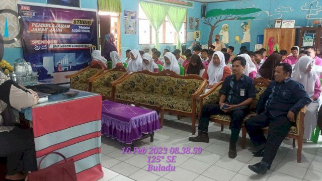 Dinas Kearsipan dan Perpustakaan Provinsi Gorontalo melaksanakan sosialisasi peran perpustakaan dalam peningkatan literasi siswa untuk memenuhi kebutuhan tambahan ilmu pengetahuan, di SMPN 4 Gorontalo, pada Kamis (16/2/2023).